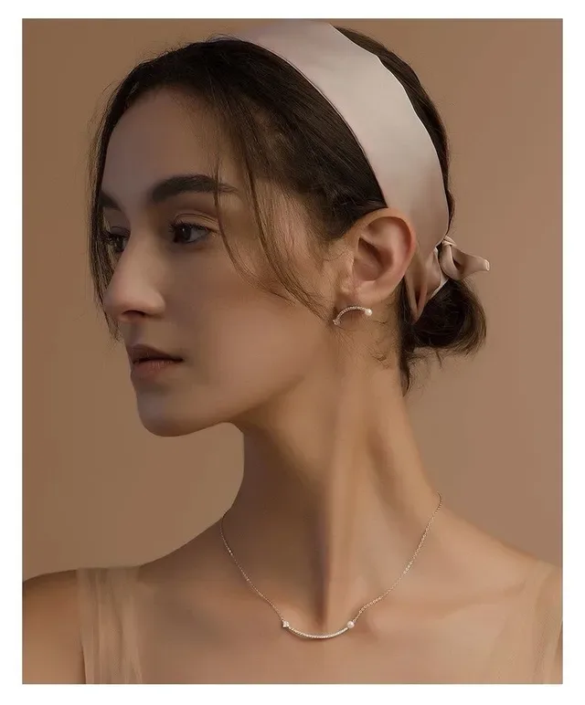 Tiffany & Co. Boucles d'oreilles Barre Courbe Perle et Diamants Pavé 3