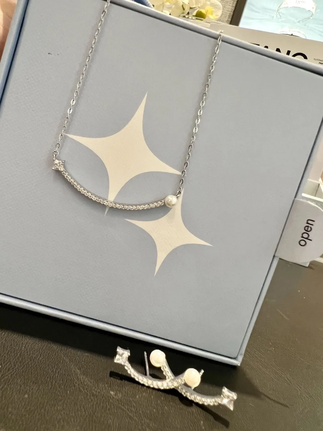 Tiffany & Co. Boucles d'oreilles Barre Courbe Perle et Diamants Pavé 4