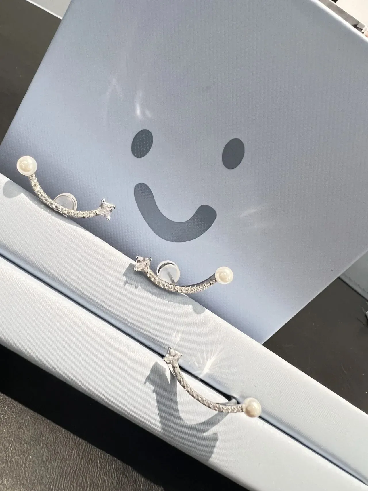 Tiffany & Co. Boucles d'oreilles Barre Courbe Perle et Diamants Pavé 5