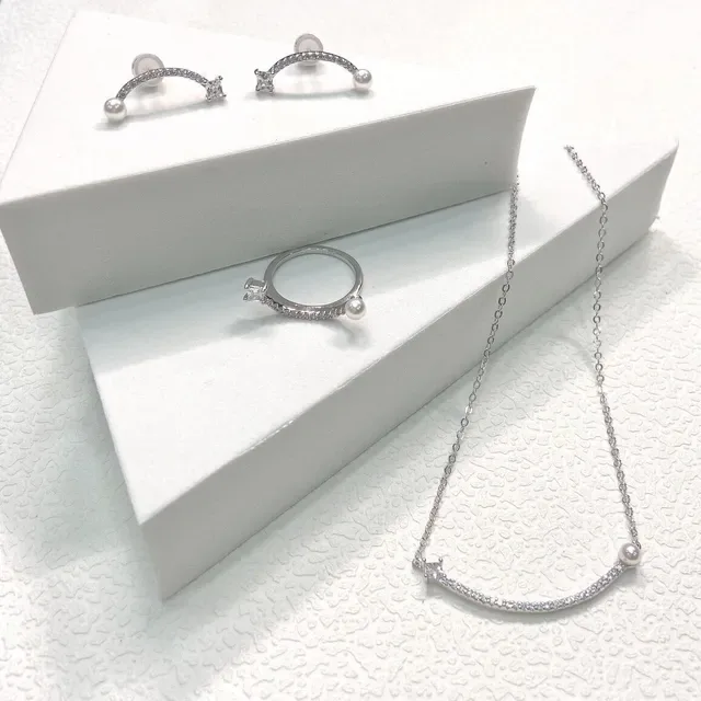 Tiffany & Co. Boucles d'oreilles Barre Courbe Perle et Diamants Pavé 8