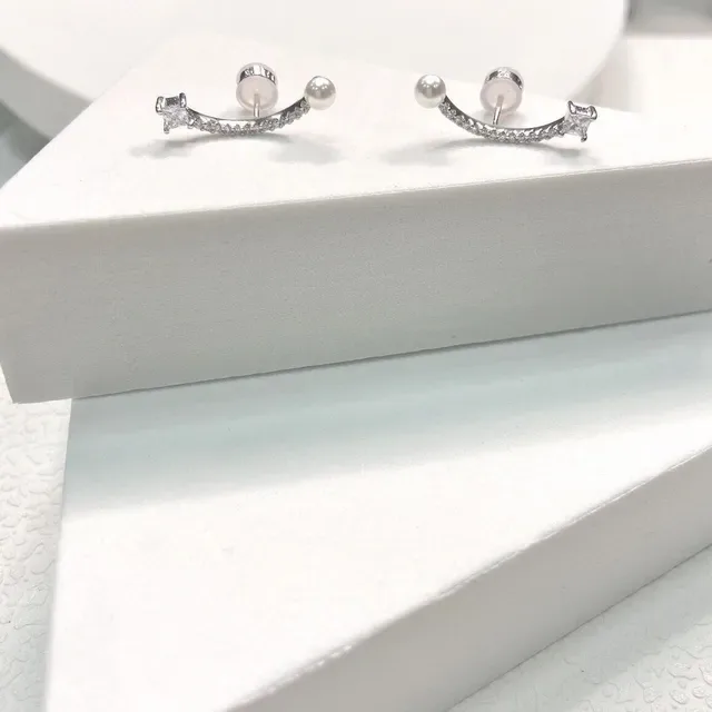 Tiffany & Co. Boucles d'oreilles Barre Courbe Perle et Diamants Pavé 9