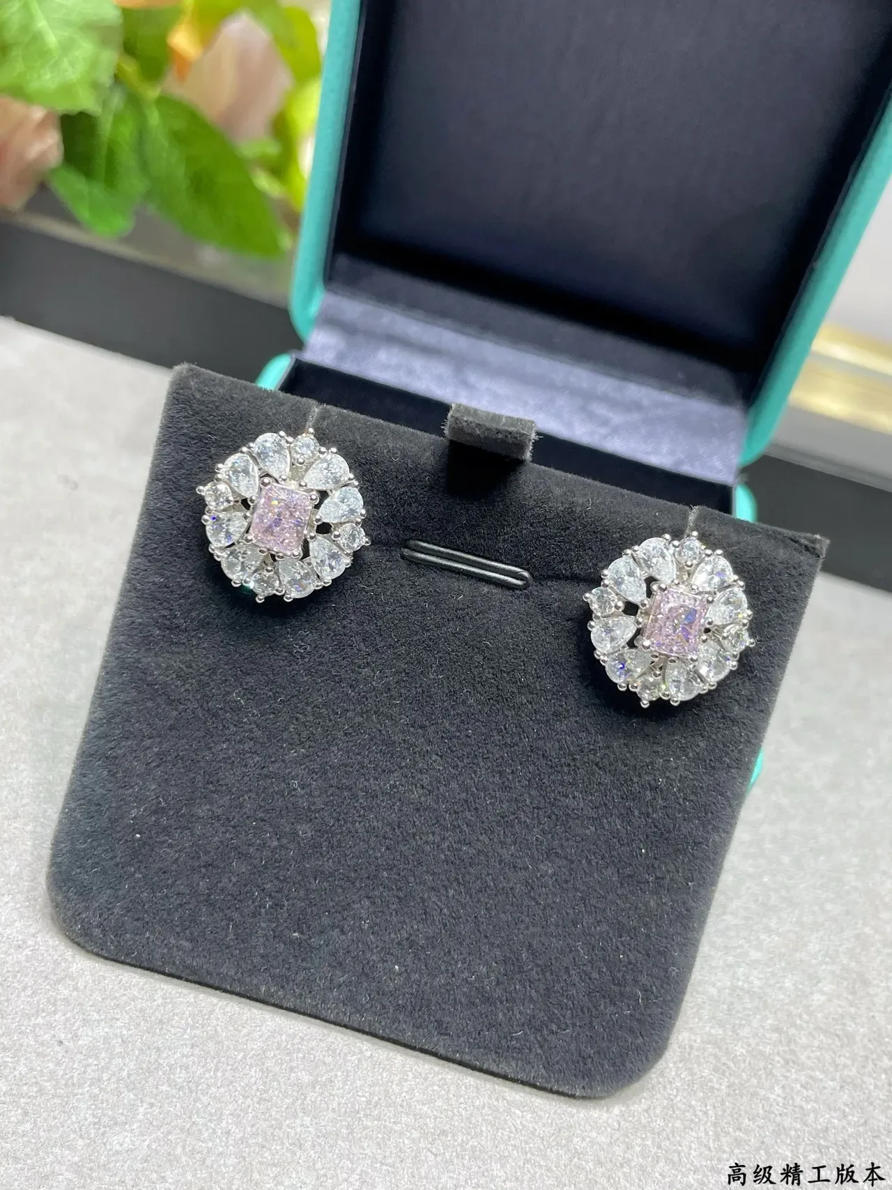 Tiffany & Co. Boucles d'oreilles Halo Floral Cluster en pierres roses et blanches 2
