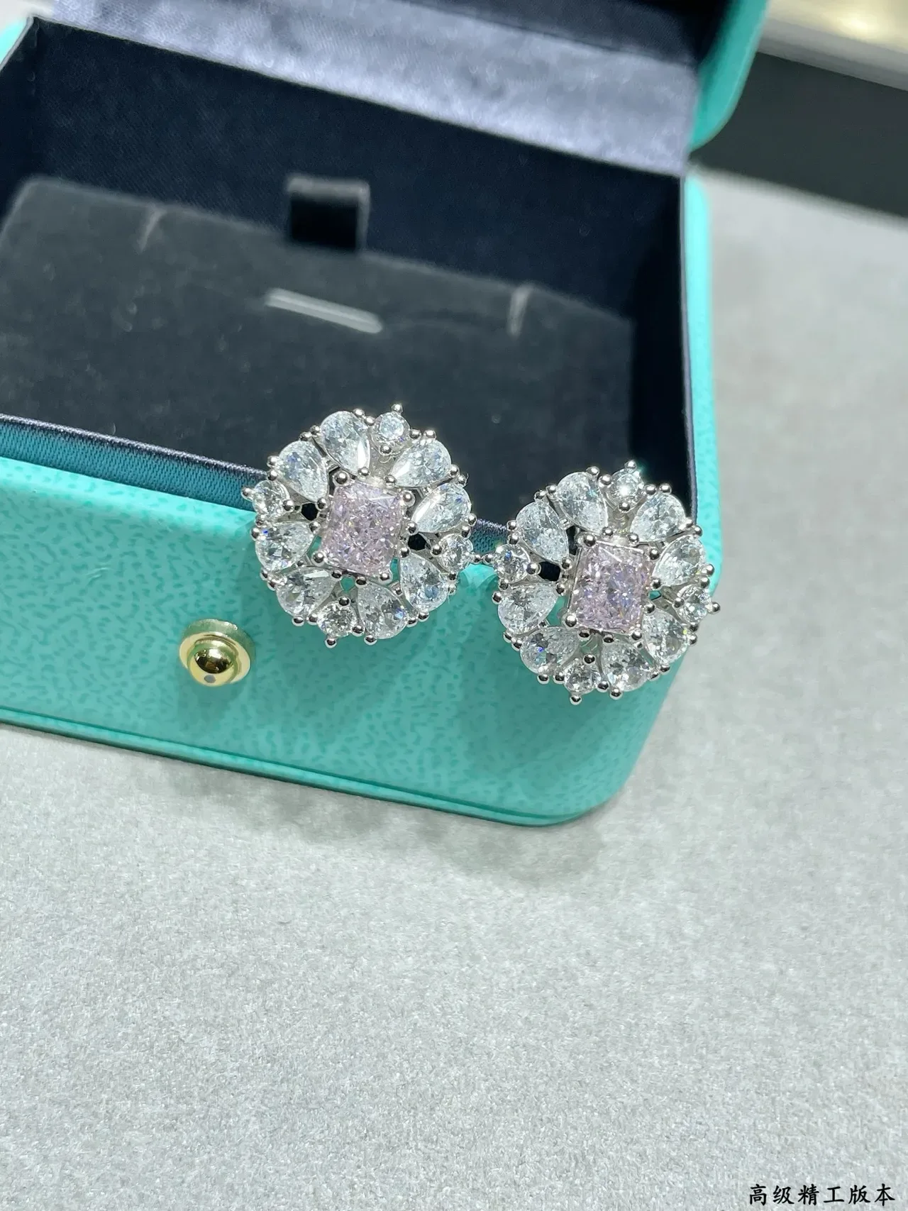 Tiffany & Co. Boucles d'oreilles Halo Floral Cluster en pierres roses et blanches 5
