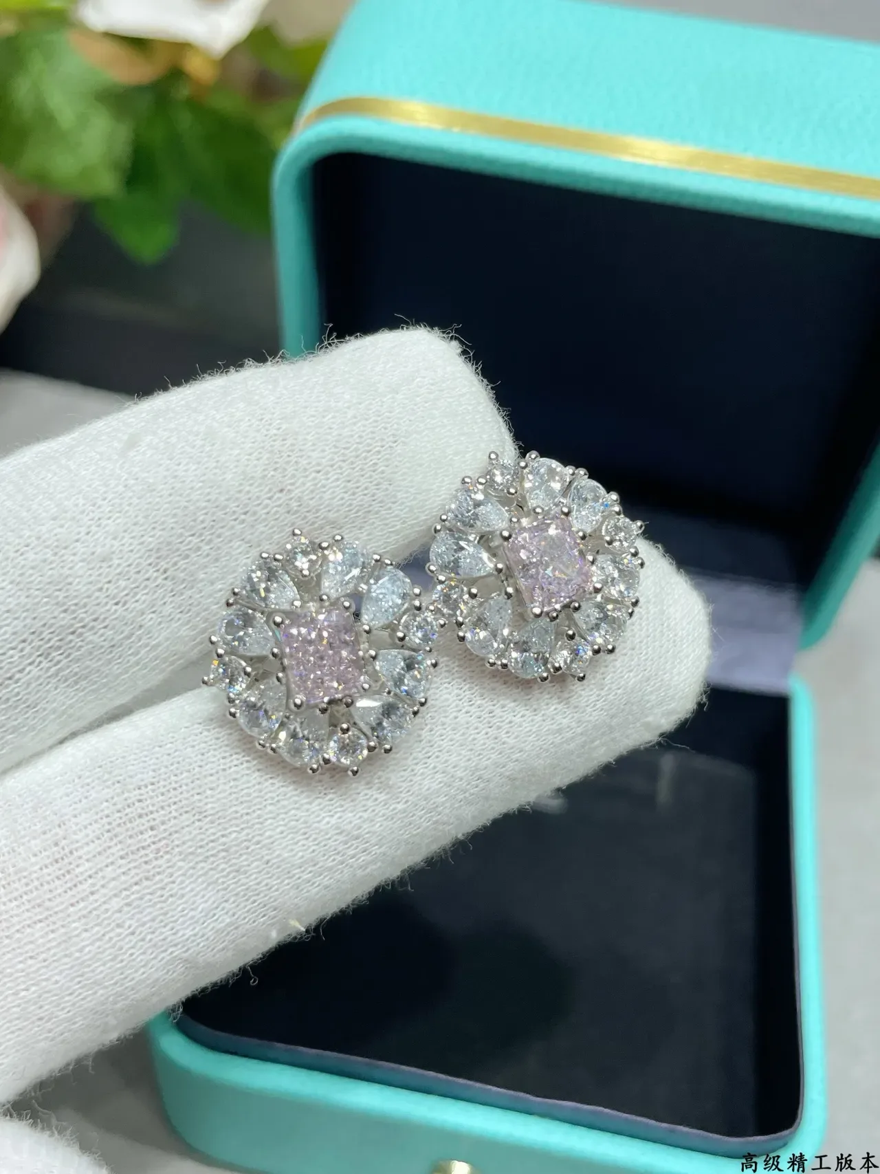 Tiffany & Co. Boucles d'oreilles Halo Floral Cluster en pierres roses et blanches 6