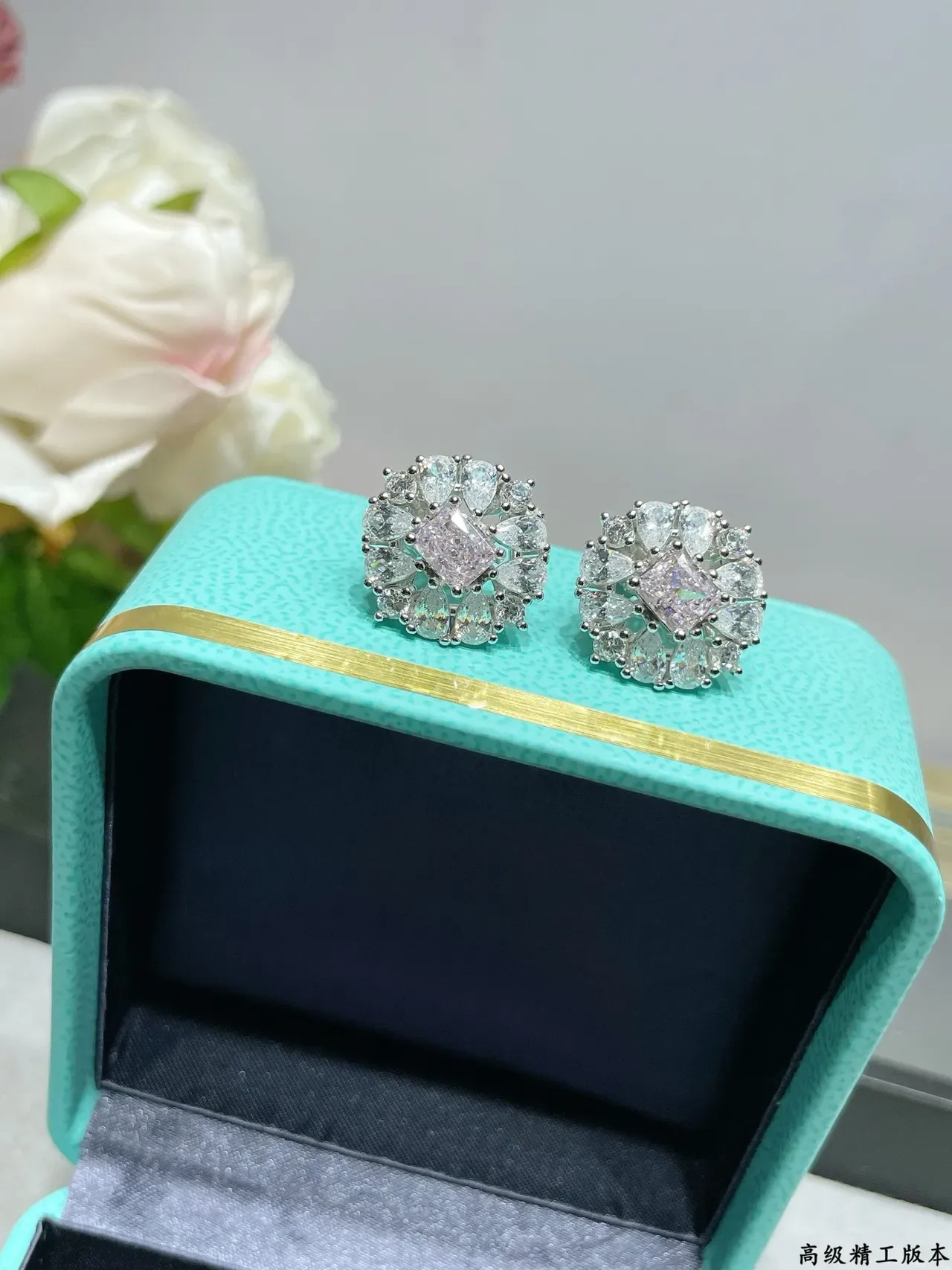 Tiffany & Co. Boucles d'oreilles Halo Floral Cluster en pierres roses et blanches 7