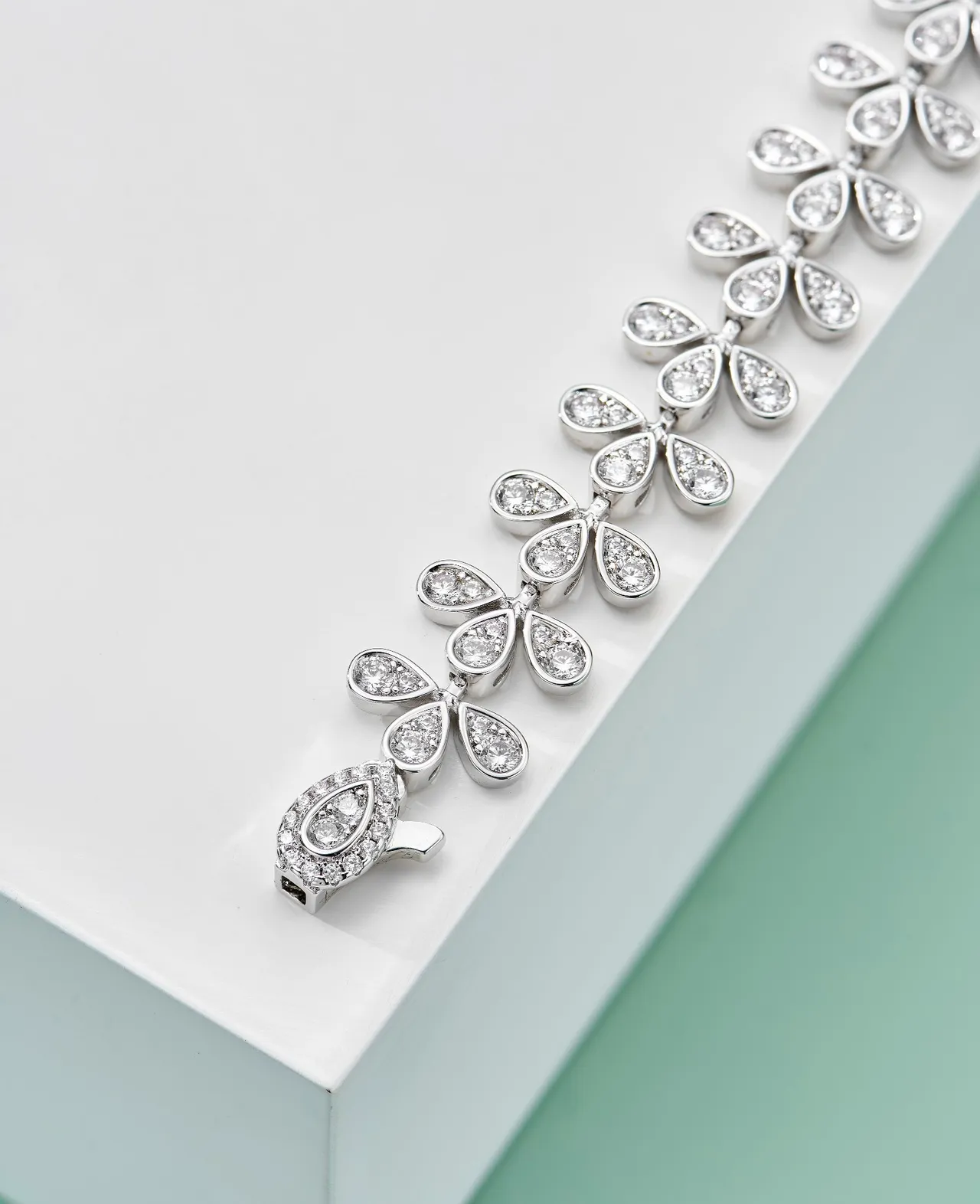 Tiffany & Co. برسليت لينك بافيه زخرفة زهور على شكل قطرة 4