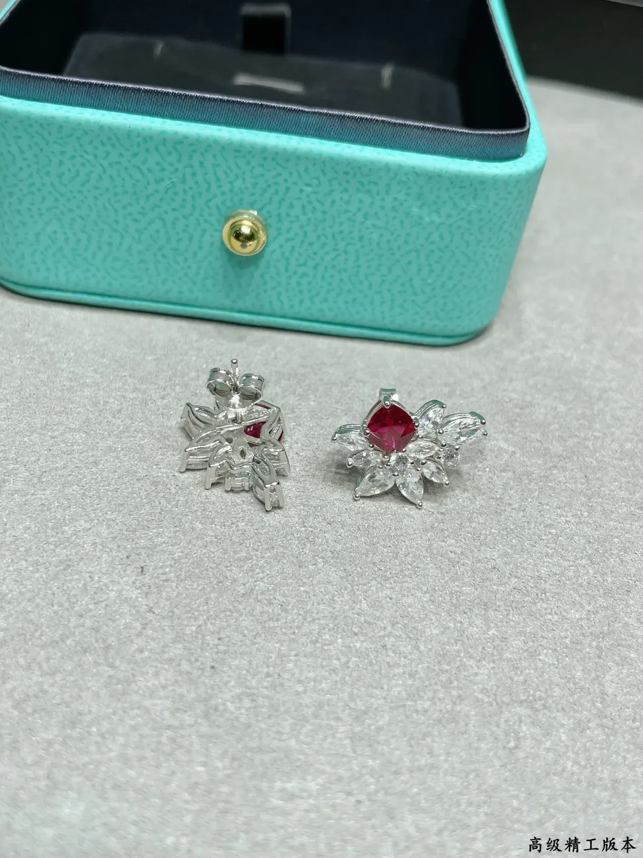 Tiffany & Co. Boucles d'oreilles à tige florales en rubis et diamants 3