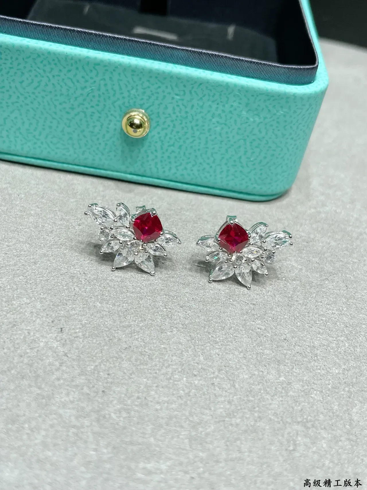 Tiffany & Co. Boucles d'oreilles à tige florales en rubis et diamants 4