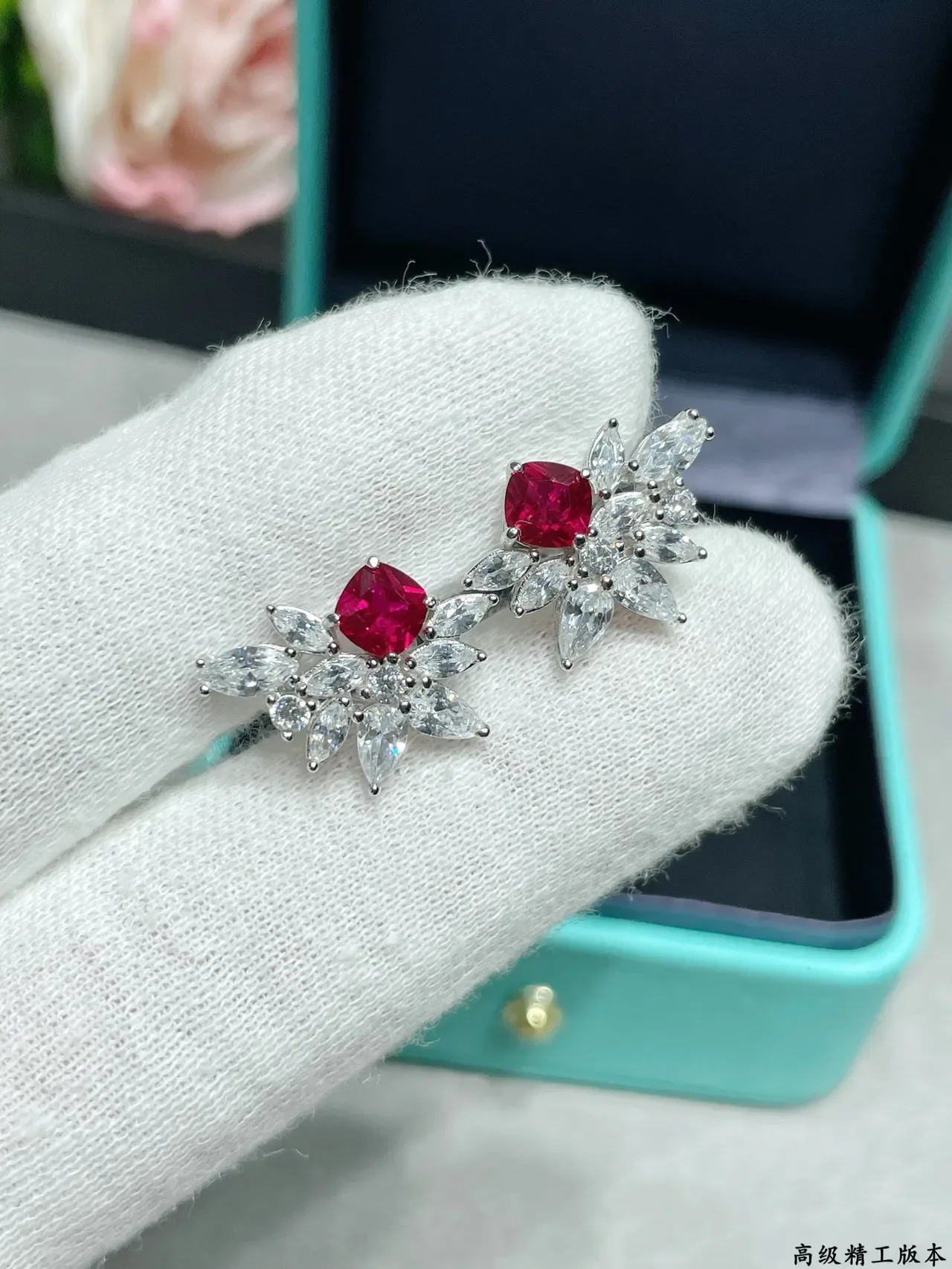 Tiffany & Co. Boucles d'oreilles à tige florales en rubis et diamants 5