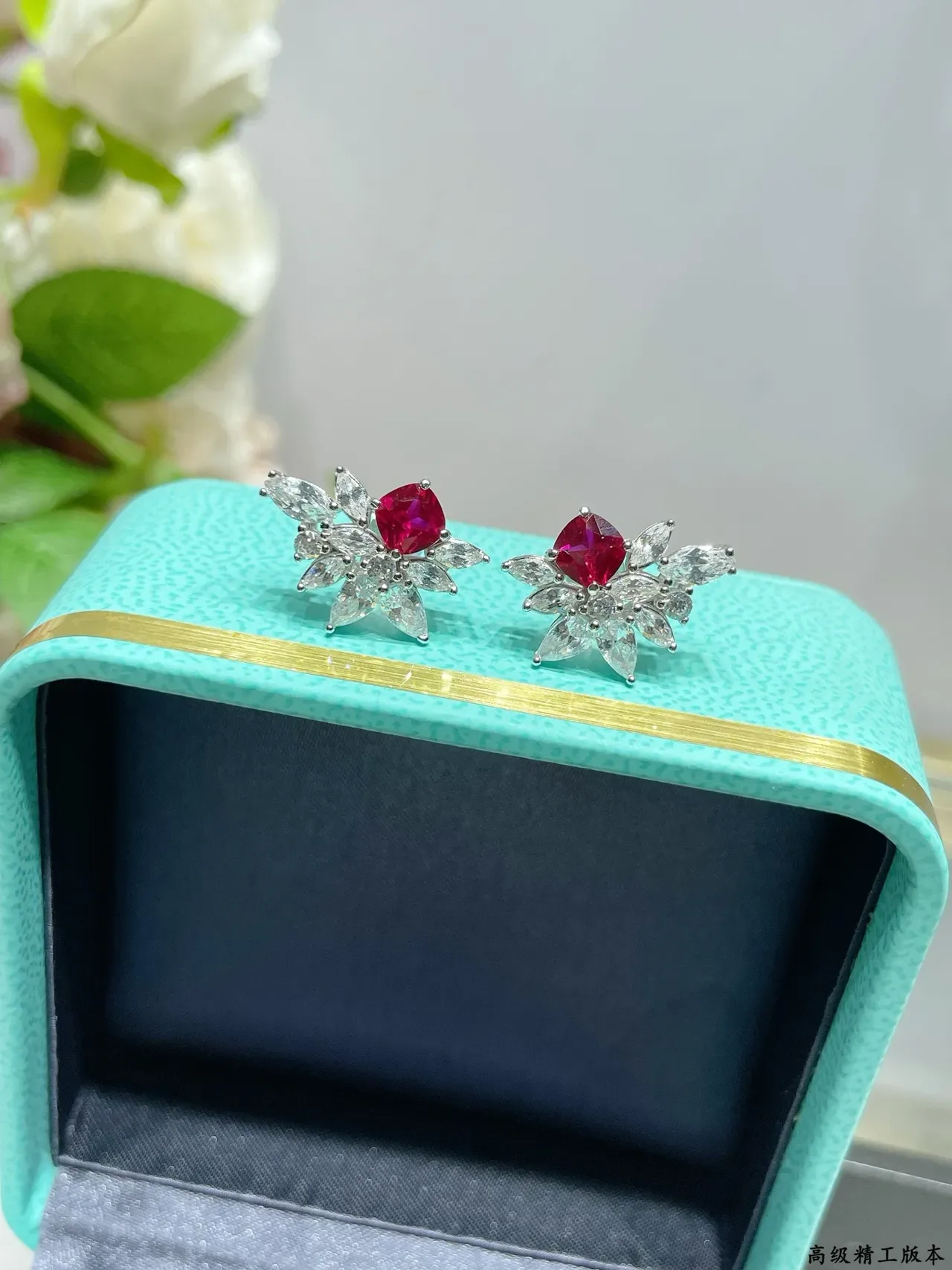 Tiffany & Co. Boucles d'oreilles à tige florales en rubis et diamants 6