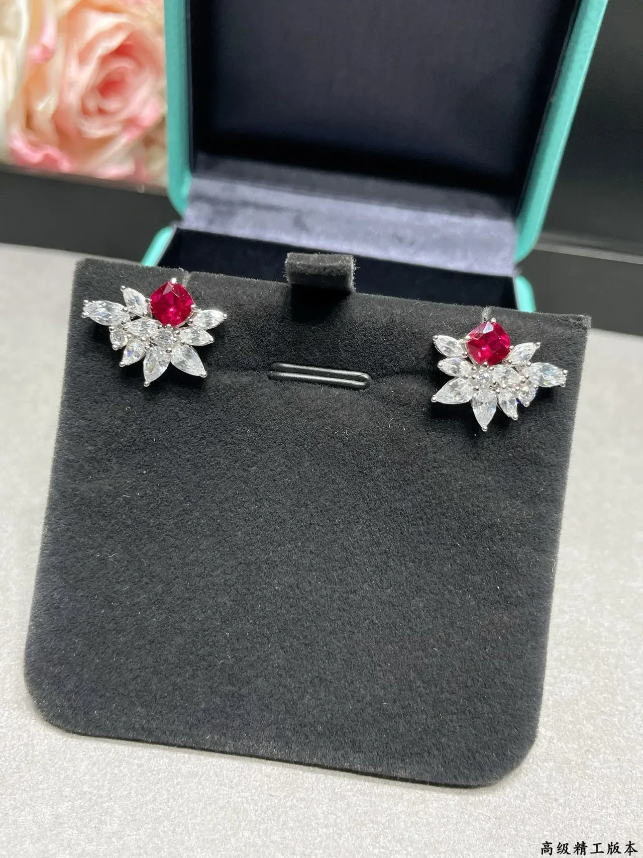 Tiffany & Co. Boucles d'oreilles à tige florales en rubis et diamants 7
