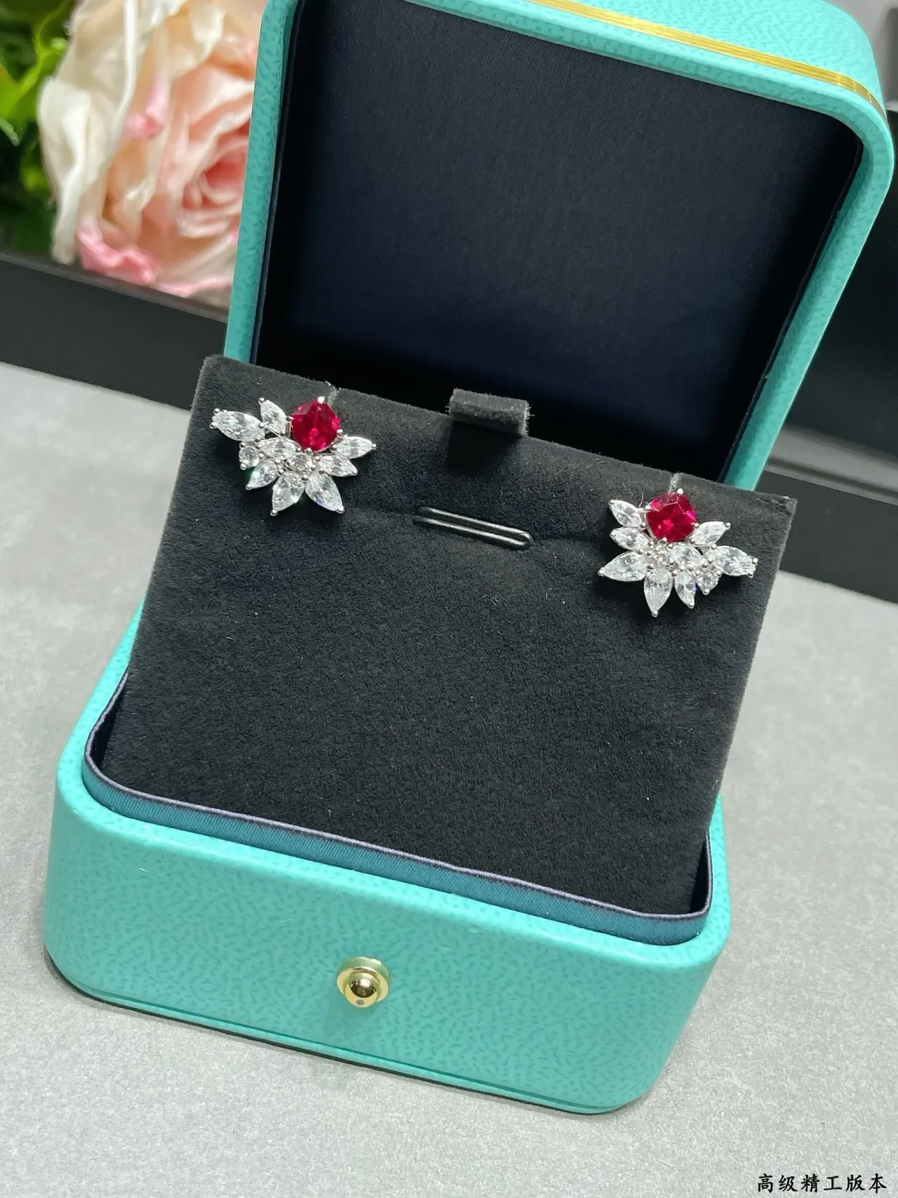 Tiffany & Co. Boucles d'oreilles à tige florales en rubis et diamants 8