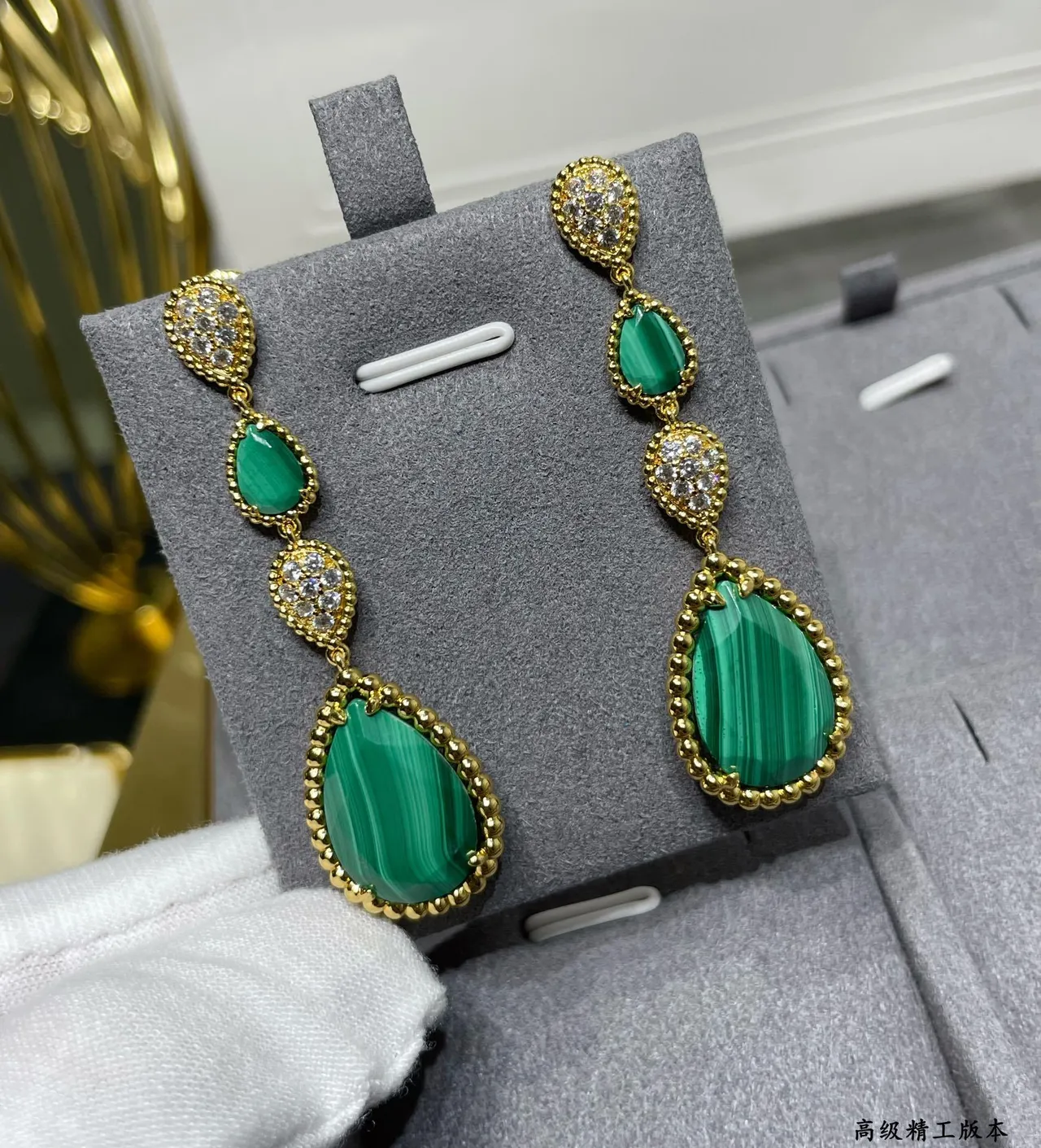 Tiffany & Co. Or vert boucles d'oreilles à trois étages en malachite 3