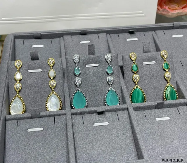 Tiffany & Co. Or vert boucles d'oreilles à trois étages en malachite 5
