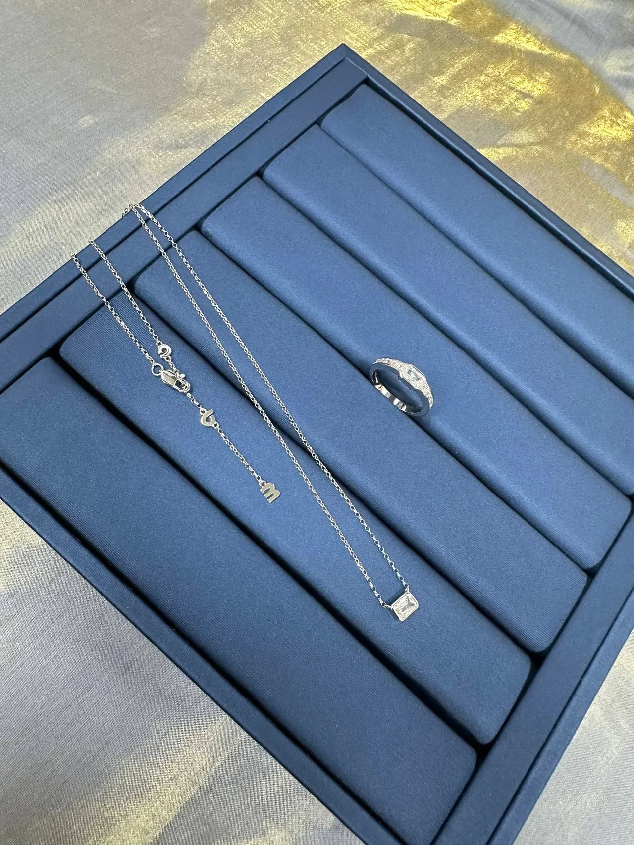 Tiffany & Co. Navy Silver Pierre Centrale Taille Émeraude Pierres Baguette Bague 6