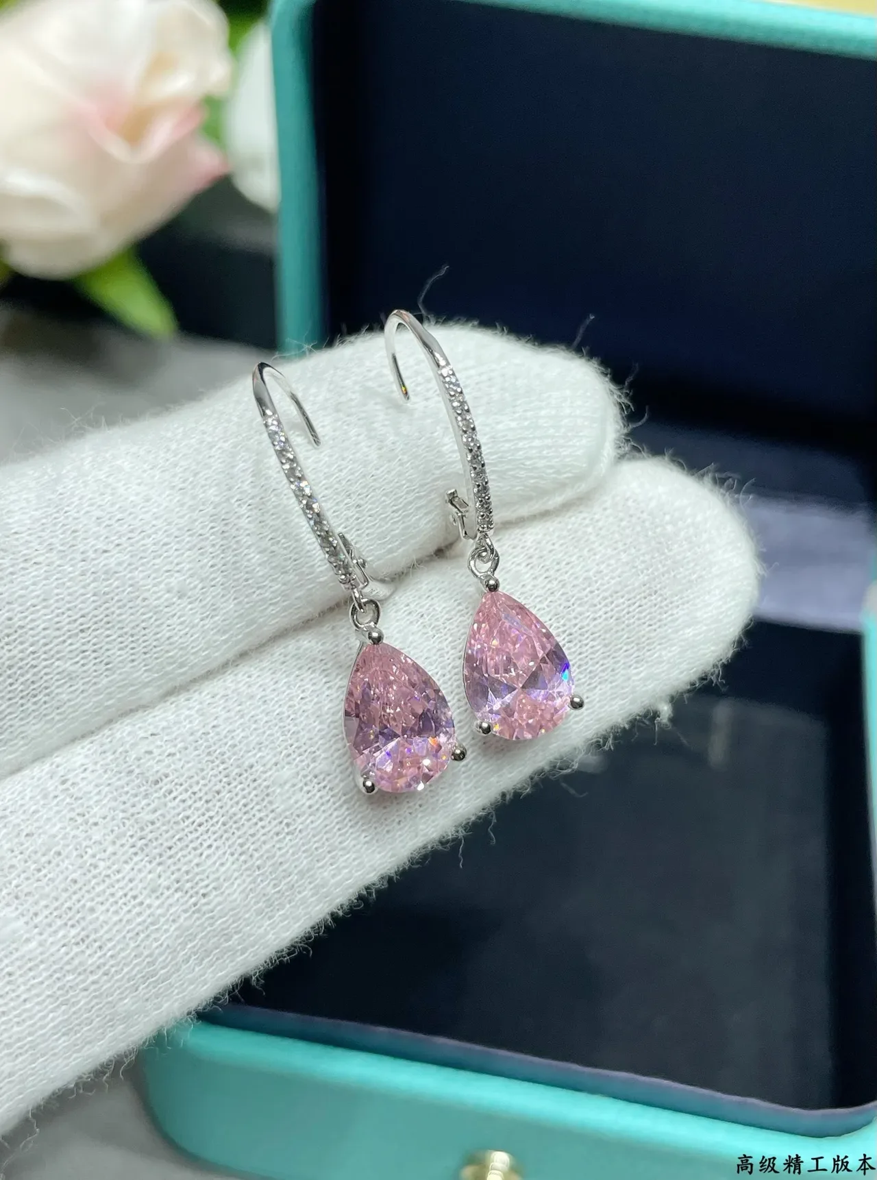 Tiffany & Co. Boucles d'oreilles avec gemme rose de coupe pear pavées de diamantes drop 4