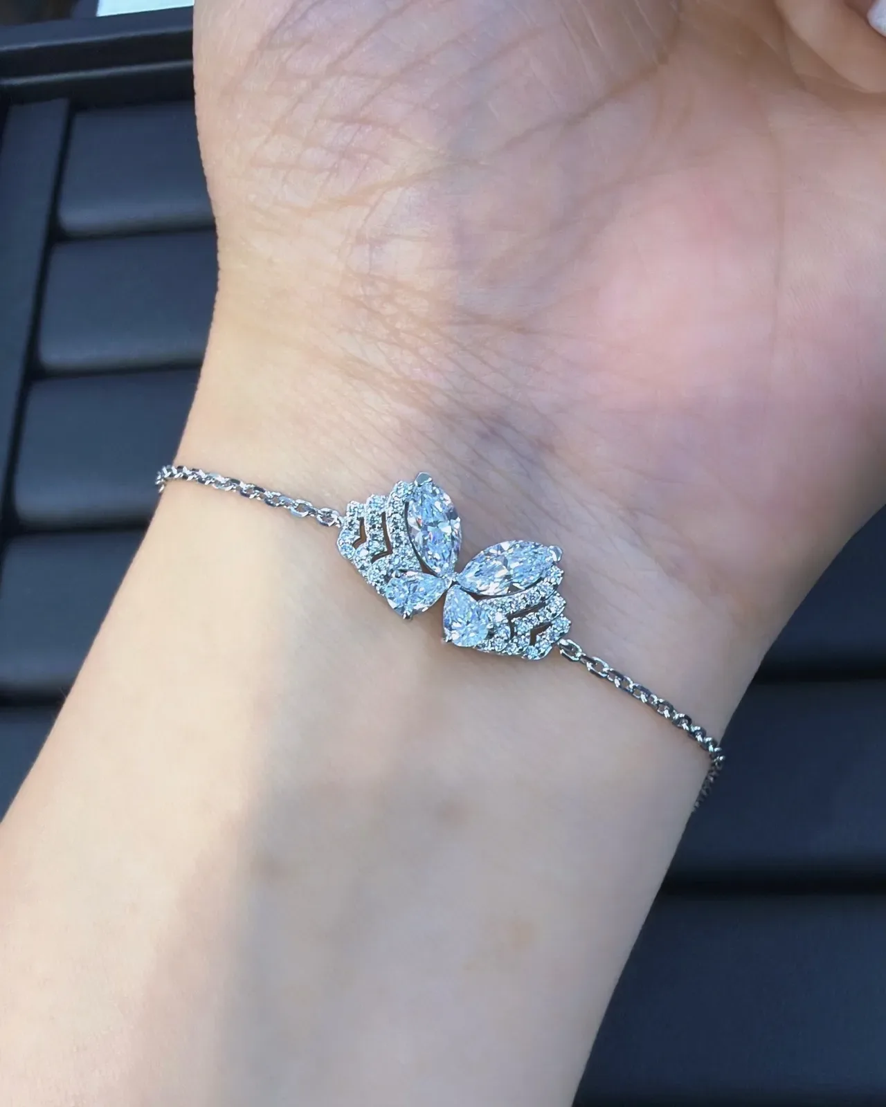 Tiffany & Co. सिल्वर व्हाइट फ्लोरल मोटिफ मार्क्विस-कट स्टोन ब्रेसलेट 2