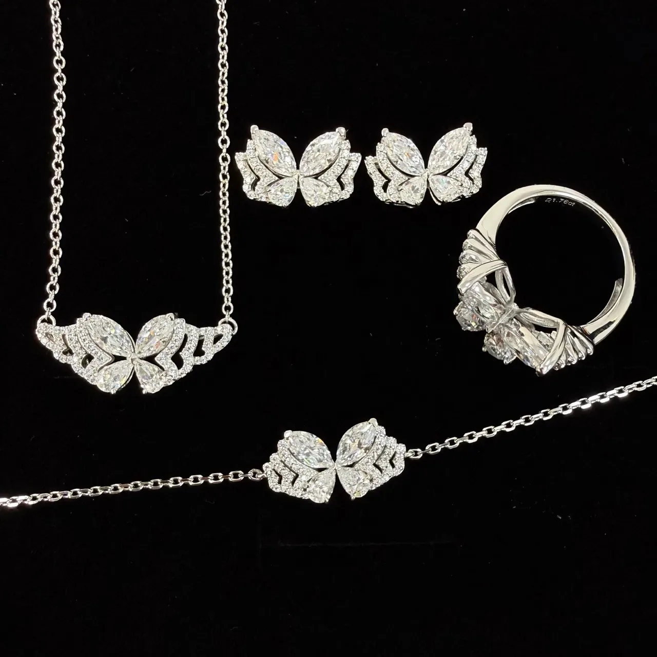 Tiffany & Co. सिल्वर व्हाइट फ्लोरल मोटिफ मार्क्विस-कट स्टोन ब्रेसलेट 3