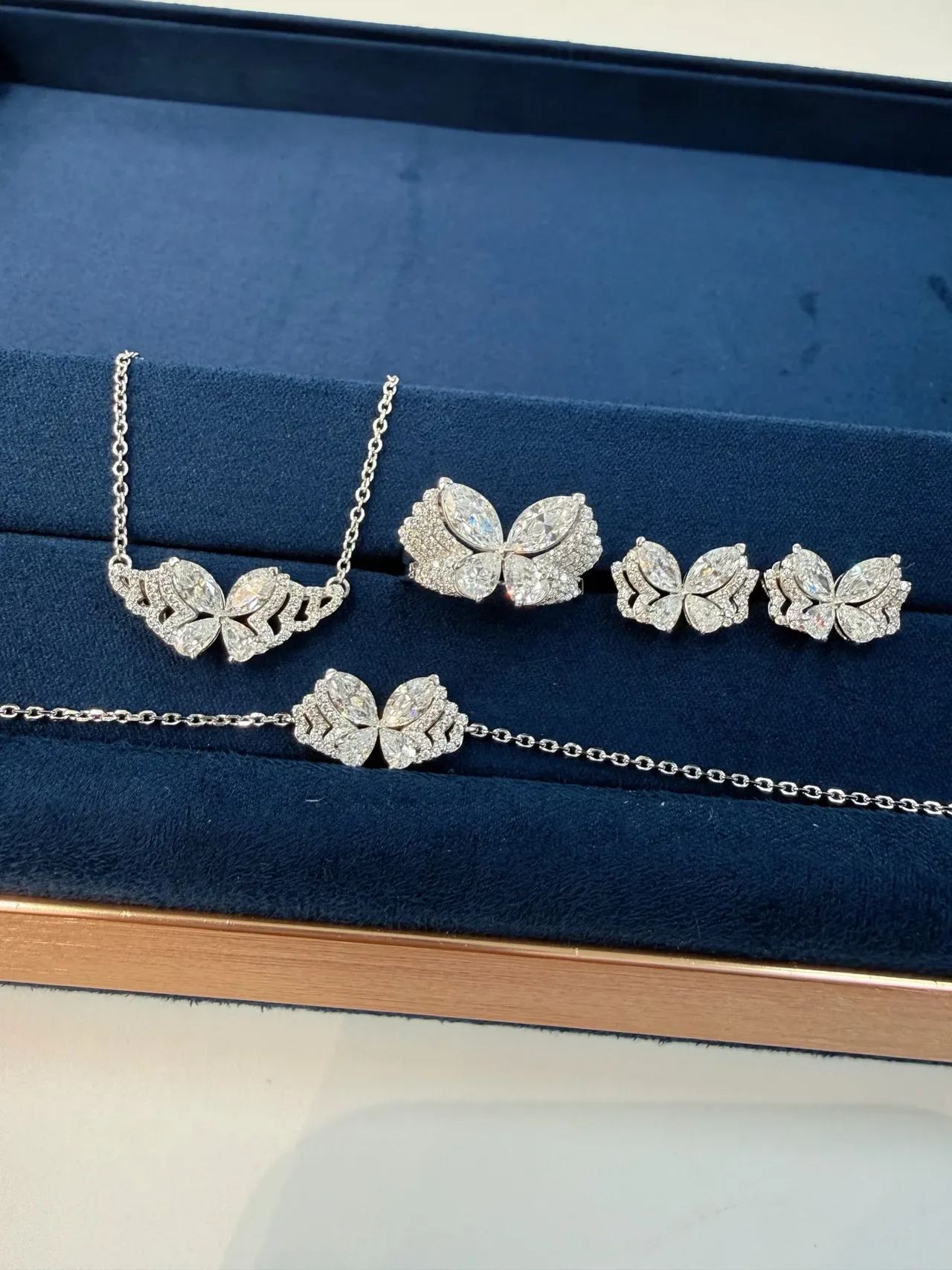 Tiffany & Co. सिल्वर व्हाइट फ्लोरल मोटिफ मार्क्विस-कट स्टोन ब्रेसलेट 4