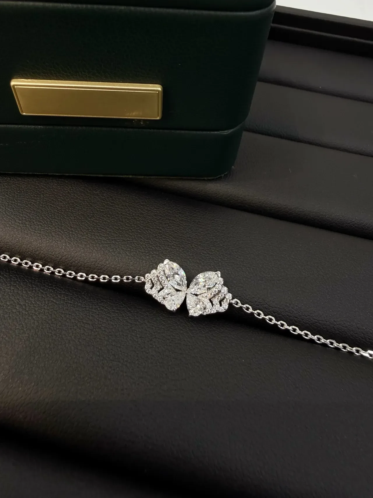 Tiffany & Co. सिल्वर व्हाइट फ्लोरल मोटिफ मार्क्विस-कट स्टोन ब्रेसलेट 5