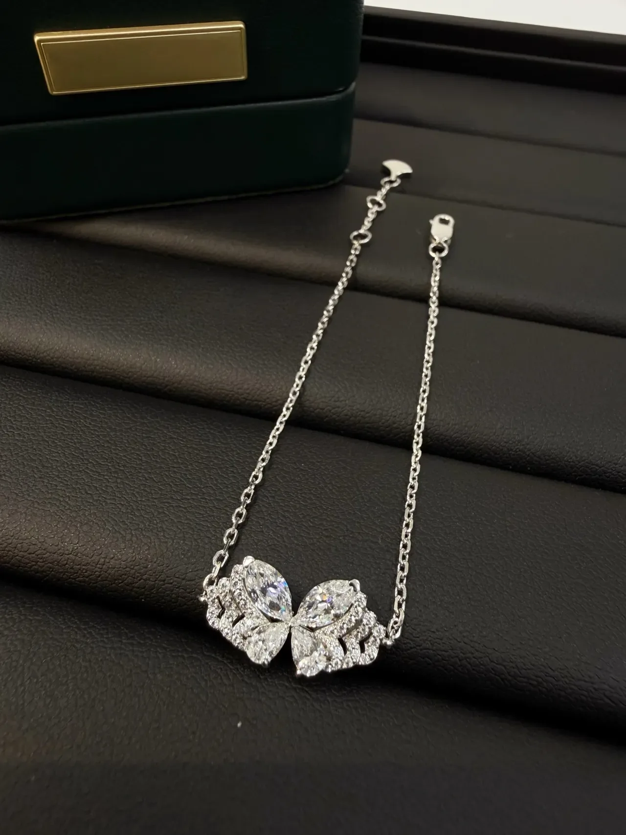 Tiffany & Co. सिल्वर व्हाइट फ्लोरल मोटिफ मार्क्विस-कट स्टोन ब्रेसलेट 6