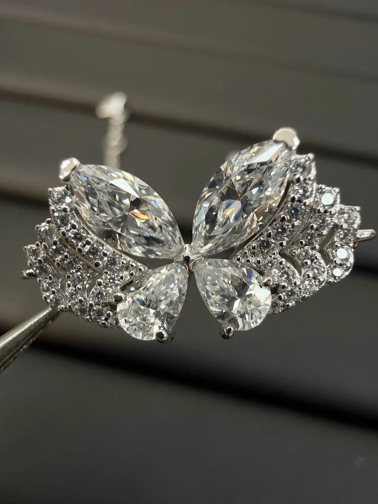 Tiffany & Co. सिल्वर व्हाइट फ्लोरल मोटिफ मार्क्विस-कट स्टोन ब्रेसलेट 8
