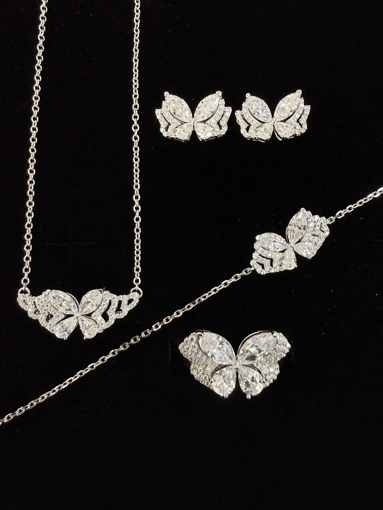 Tiffany & Co. सिल्वर व्हाइट फ्लोरल मोटिफ मार्क्विस-कट स्टोन ब्रेसलेट 9