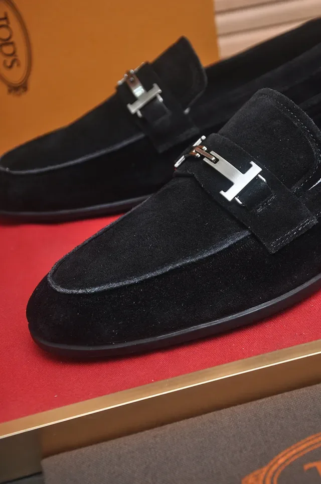 Mocassin Tod's en daim noir avec boucle métallique H-Bar argentée 2