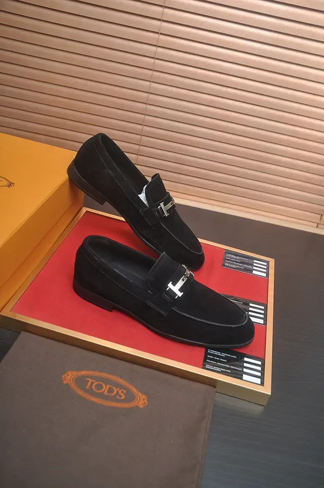 Mocassin Tod's en daim noir avec boucle métallique H-Bar argentée 4
