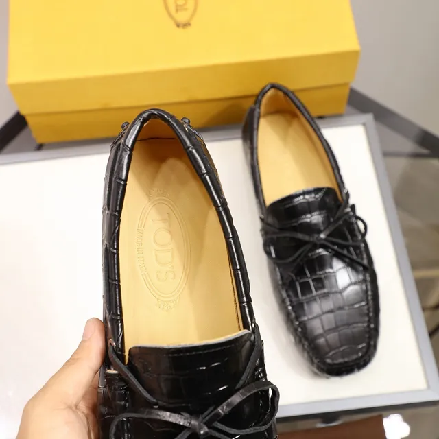 Tod's Gommino Loafer Mocassins noirs en cuir estampé crocodile avec nœud 4