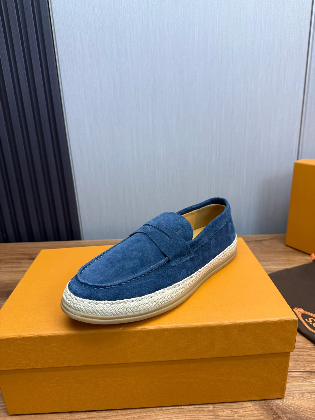 Tod's Gommino Loafer Haut en daim bleu beige Semelle tressée en esparto Loafer à bordure 2