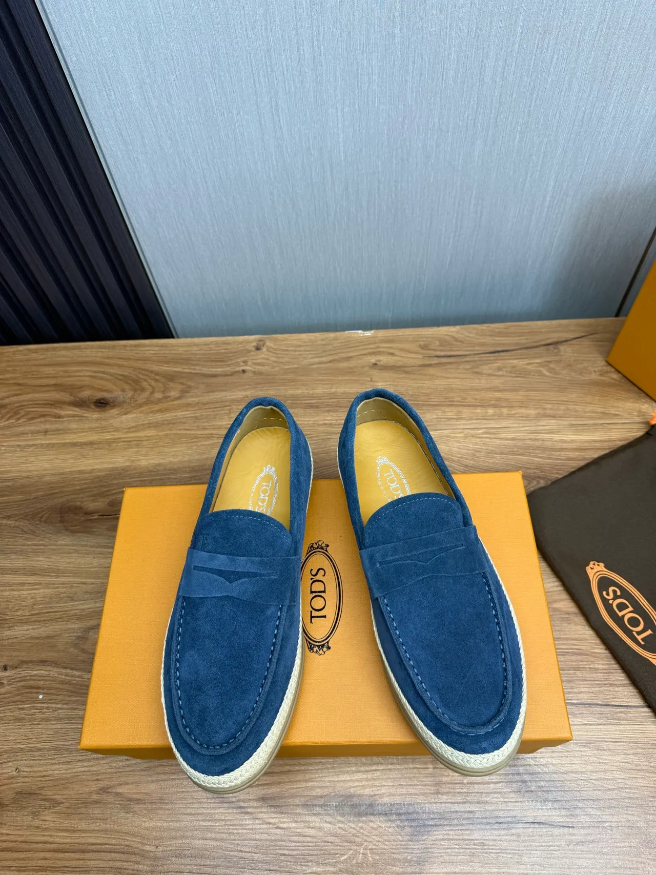 Tod's Gommino Loafer Haut en daim bleu beige Semelle tressée en esparto Loafer à bordure 3