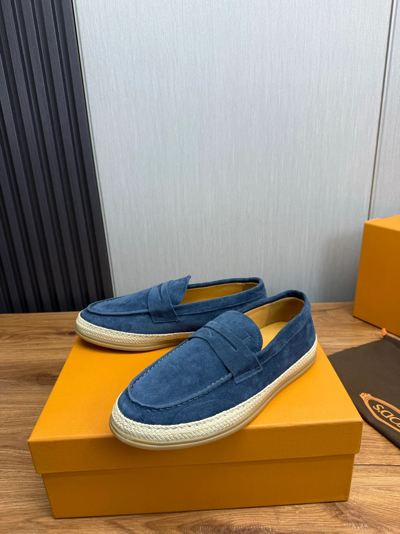 Tod's Gommino Loafer Haut en daim bleu beige Semelle tressée en esparto Loafer à bordure 4