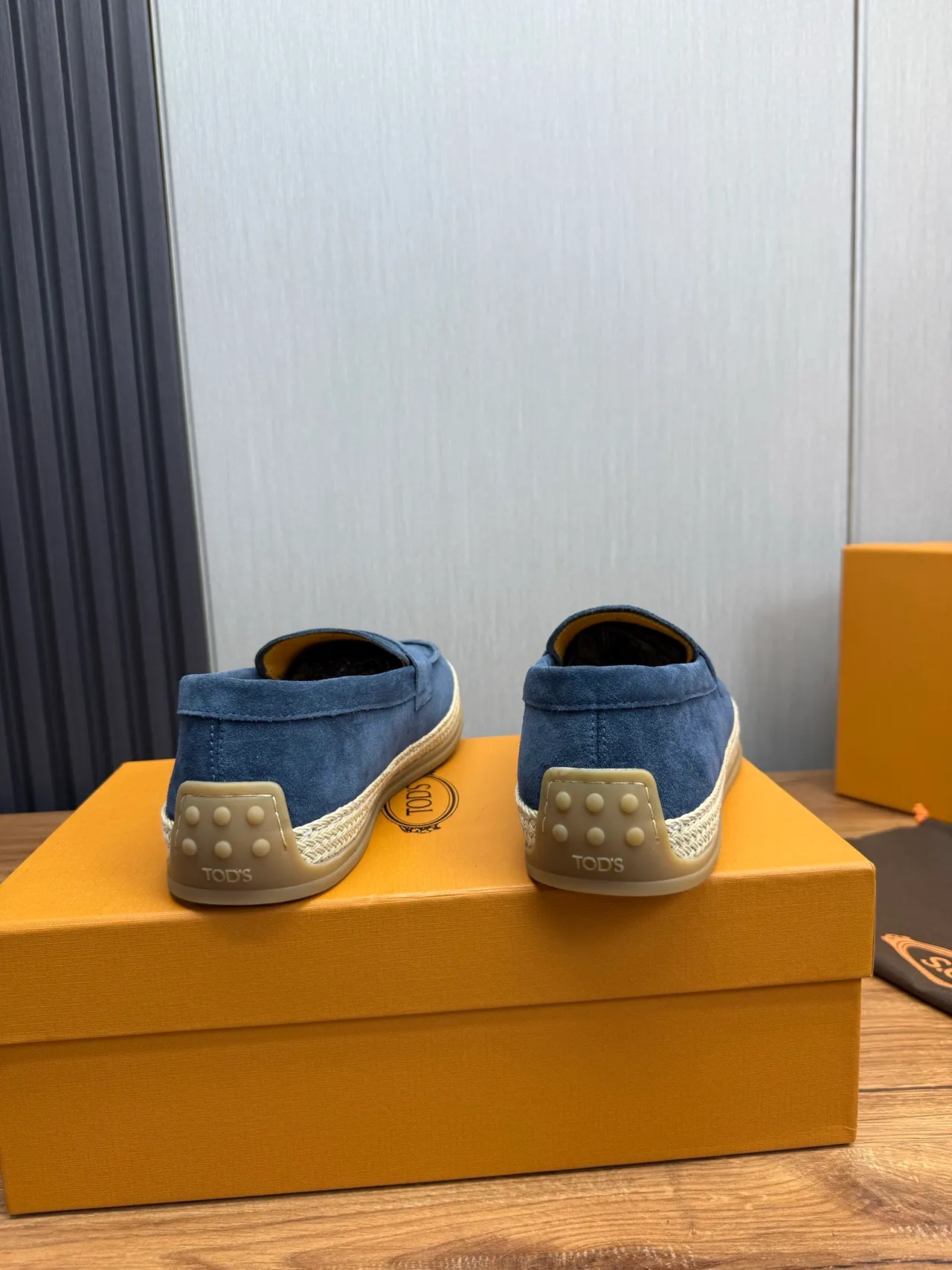 Tod's Gommino Loafer Haut en daim bleu beige Semelle tressée en esparto Loafer à bordure 5