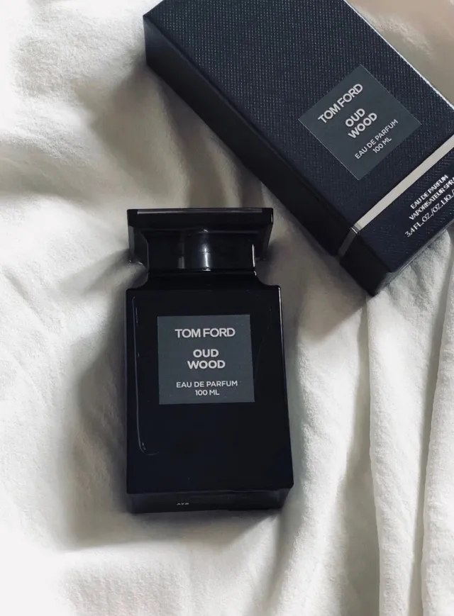 Tom Ford Oud Wood Botella rectangular de vidrio negra gris etiqueta minimalista perfume 2