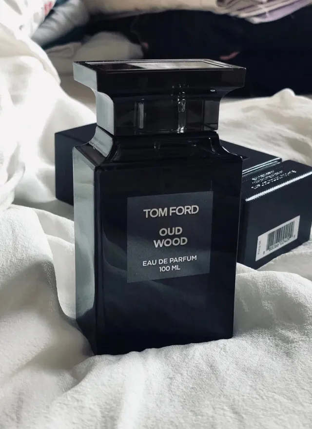 Tom Ford Oud Wood Botella rectangular de vidrio negra gris etiqueta minimalista perfume 3