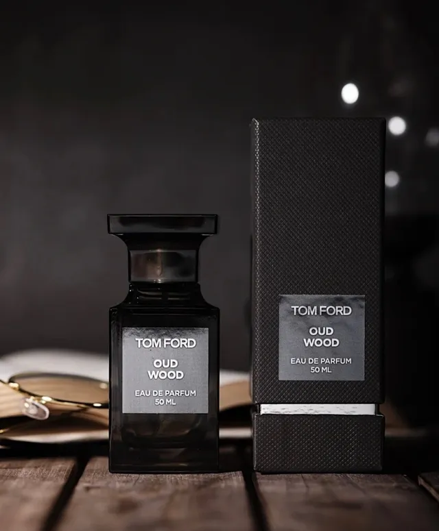 Tom Ford Oud Wood Botella rectangular de vidrio negra gris etiqueta minimalista perfume 4