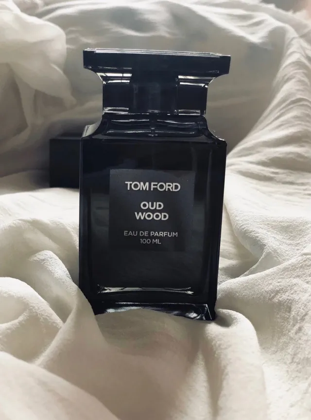 Tom Ford Oud Wood Botella rectangular de vidrio negra gris etiqueta minimalista perfume 5