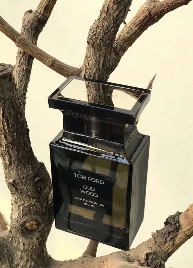 Tom Ford Oud Wood Botella rectangular de vidrio negra gris etiqueta minimalista perfume 7