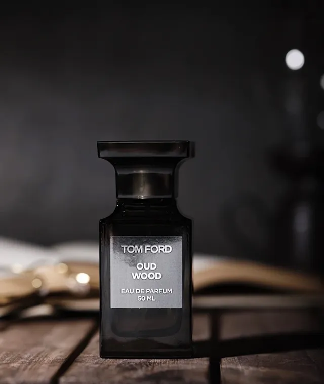 Tom Ford Oud Wood Botella rectangular de vidrio negra gris etiqueta minimalista perfume 8