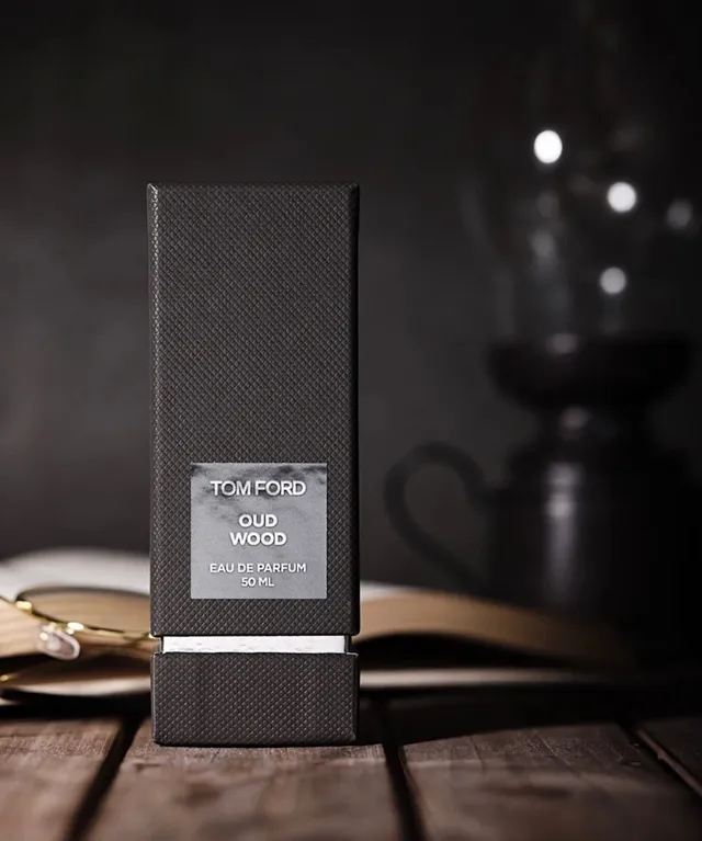 Tom Ford Oud Wood Botella rectangular de vidrio negra gris etiqueta minimalista perfume 9