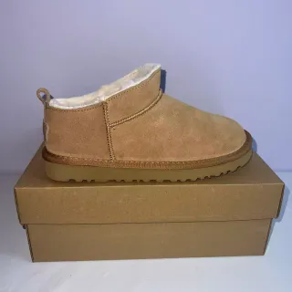 UGG बेज व्हाइट सूड ऊपरी शीयरलिंग लाइनड स्नो बूट्स