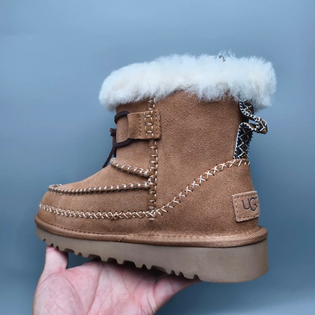 UGG বাদামী বেইজ সুয়েড উপর শিয়ারলিং লাইন্ড কাফ স্নো বুট 4