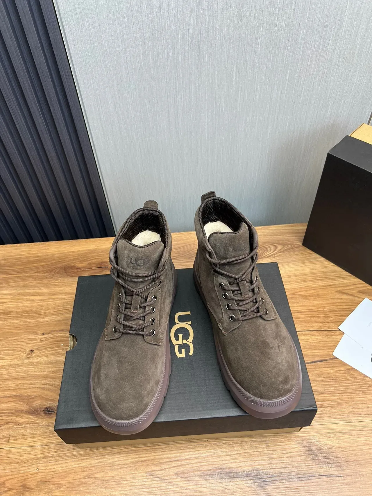 UGG ब्राउन सुड लेस-अप प्लेटफॉर्म वर्क बूट 2
