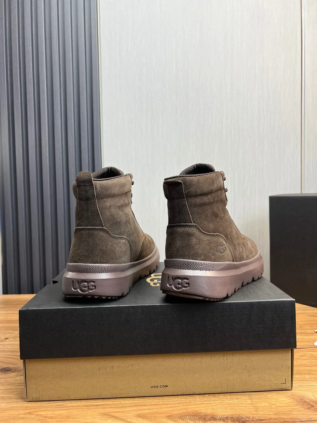 UGG ब्राउन सुड लेस-अप प्लेटफॉर्म वर्क बूट 5