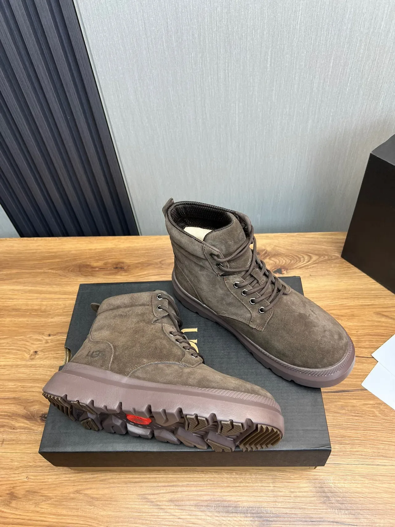 UGG ब्राउन सुड लेस-अप प्लेटफॉर्म वर्क बूट 6