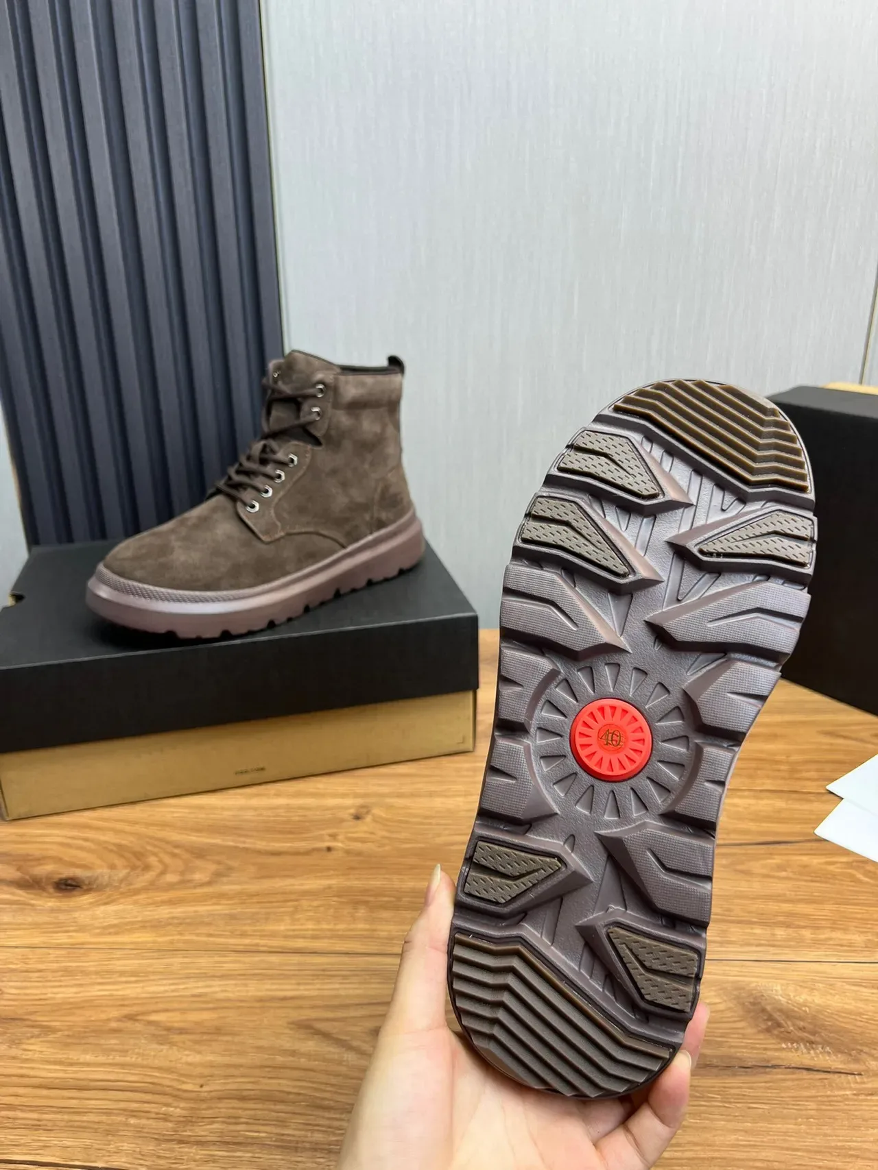 UGG ब्राउन सुड लेस-अप प्लेटफॉर्म वर्क बूट 9