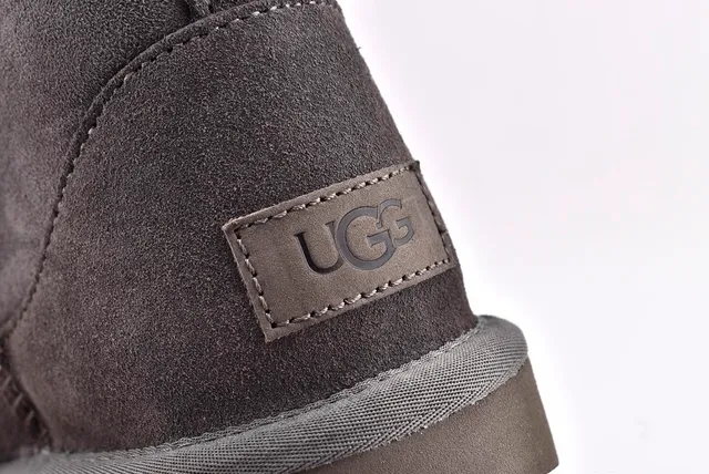 UGG Classic Mini 灰麂皮羊毛内里雪靴 5