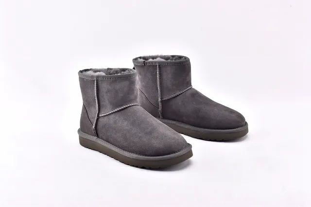UGG Classic Mini 灰麂皮羊毛内里雪靴 9