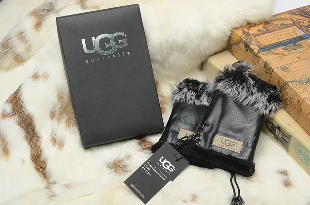 UGG चामড়া फार-ट्रिम्ड पाउच बकेट बैग 5